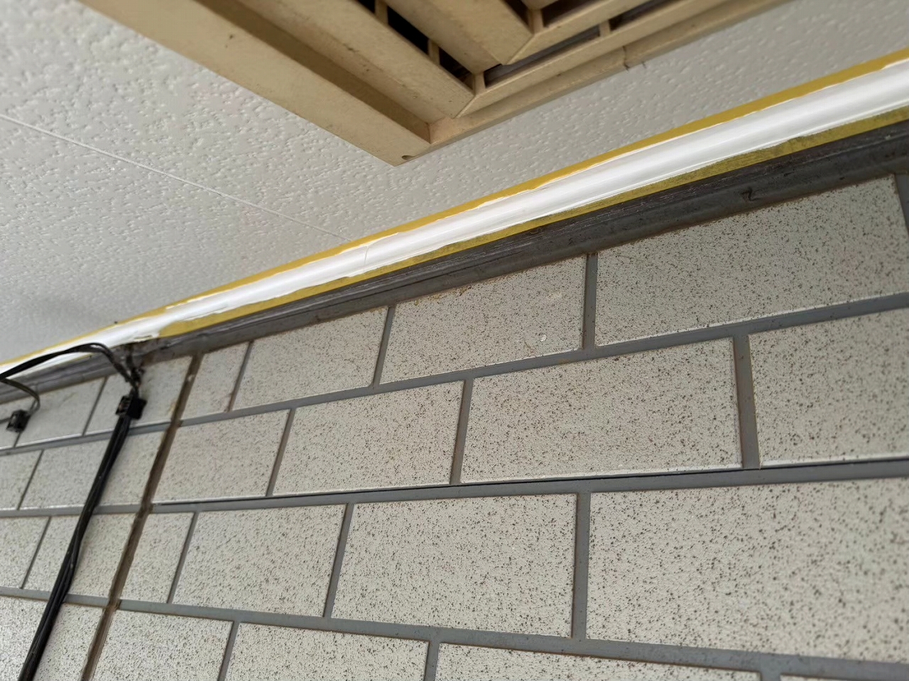 ヘラを使用してシーリングをなびった